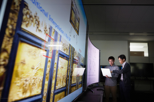 ETRI가 4차 산업혁명에 발맞춰 초연결 인프라 구현·초지능 정보사회 구현·초실감 서비스 제공이라는 기술전략을 목표로 중점 과제로 선정된 11개 기술 개발에 나선다.  ETRI 연구자들이 초실감 기술 구현을 위해  개발한  UHD 초고화질코덱 핵심 기술을 시연하고 있다. ETRI 제공